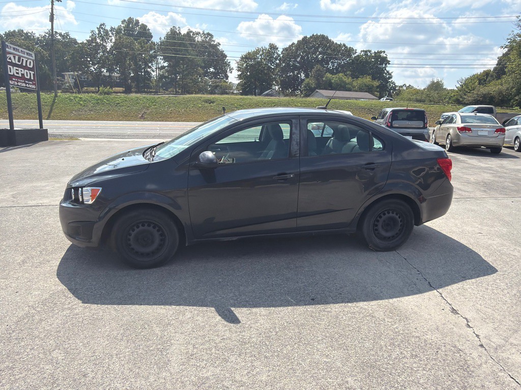 2014 Chevrolet Sonic Image 2