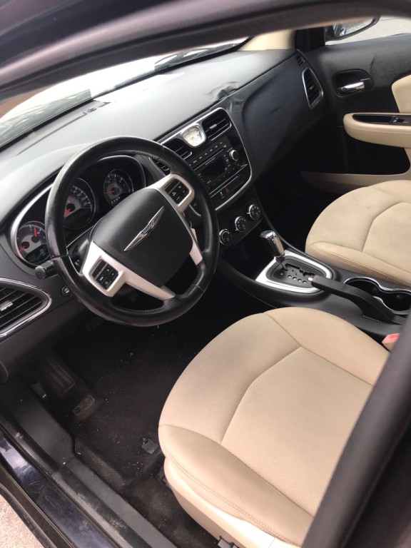 2012 Chrysler 200 Image 9