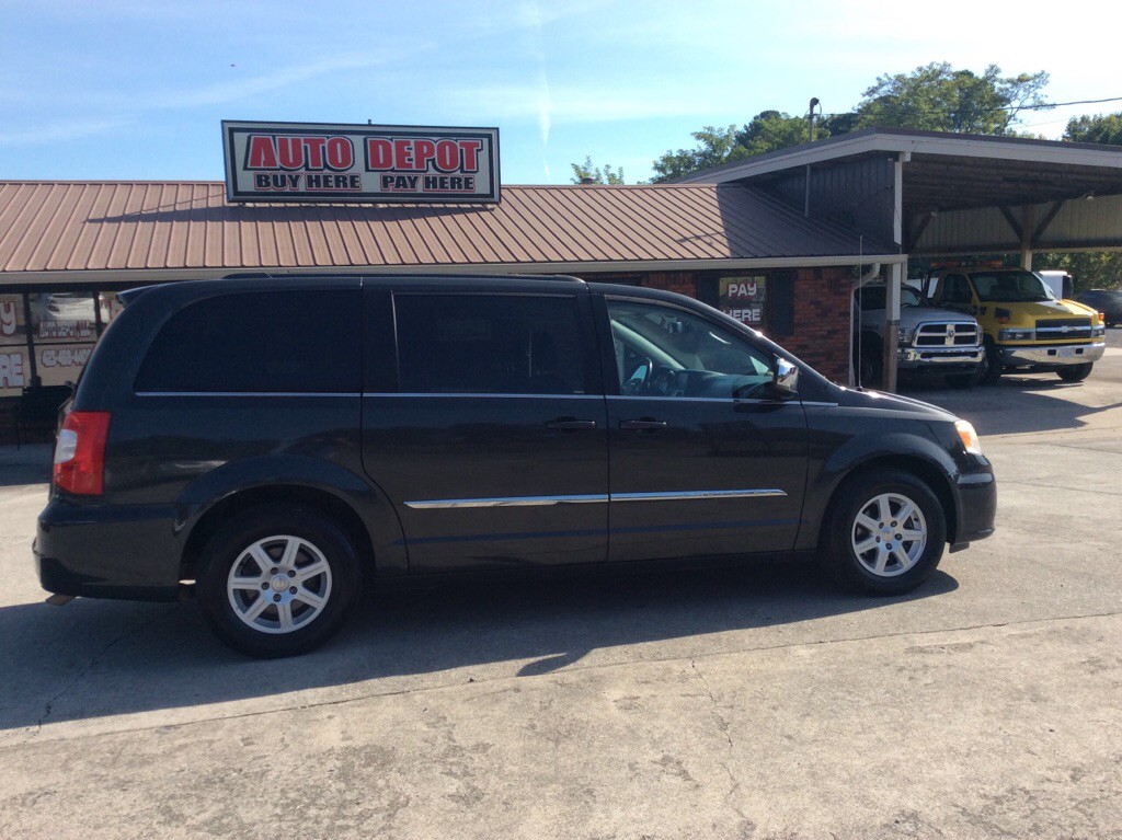 2011 Chrysler Town & Country Image 1