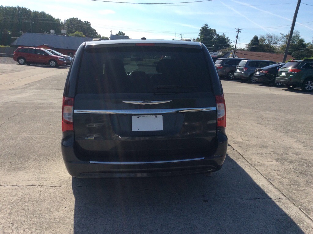2011 Chrysler Town & Country Image 4
