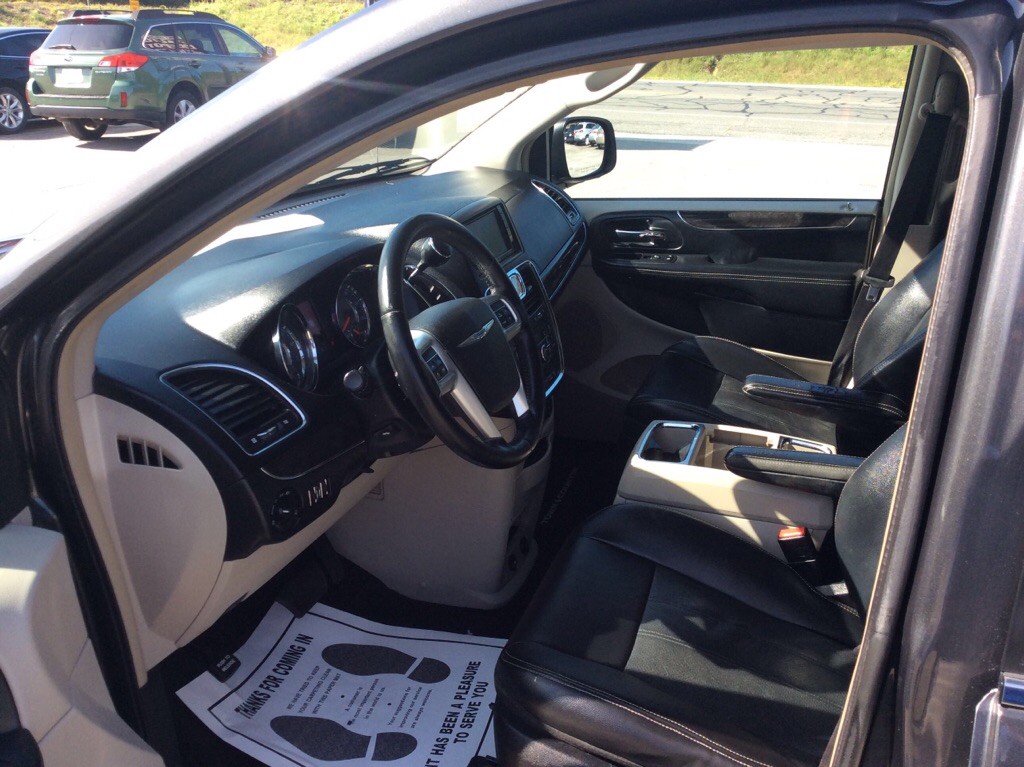 2011 Chrysler Town & Country Image 5