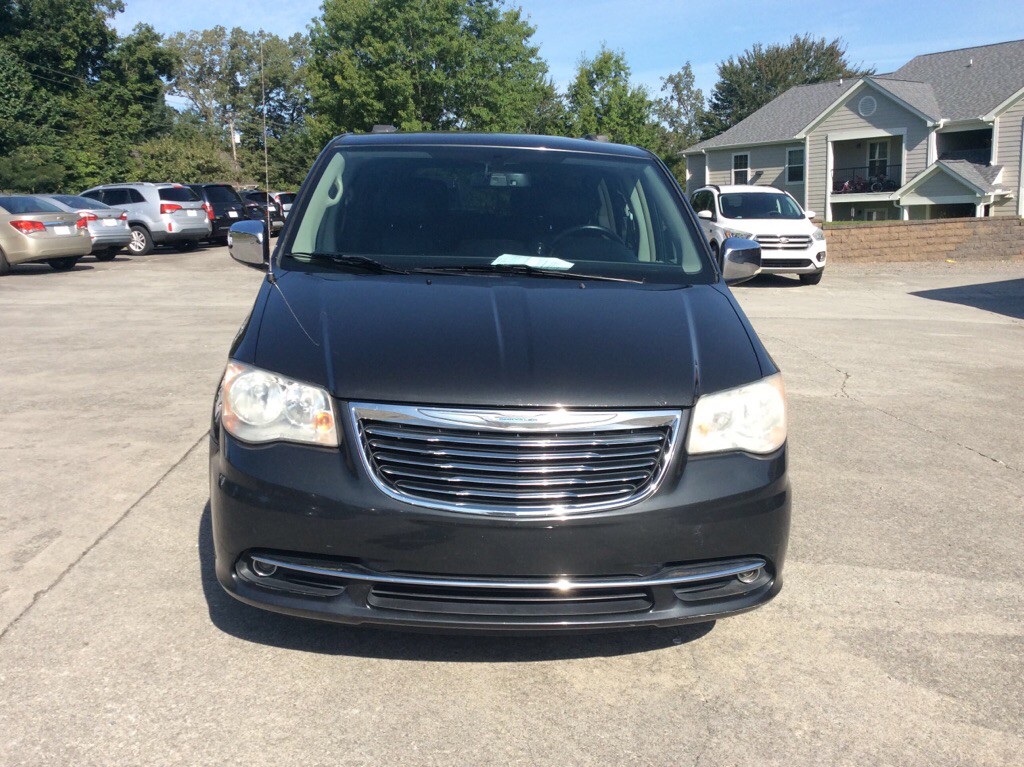 2011 Chrysler Town & Country Image 2