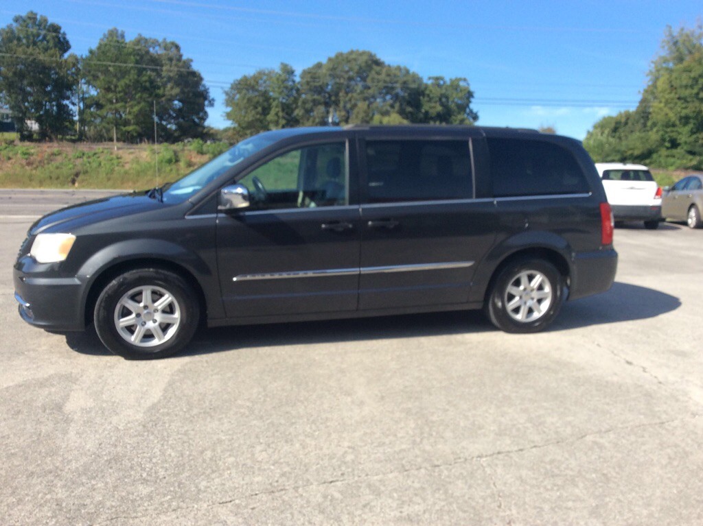2011 Chrysler Town & Country Image 3