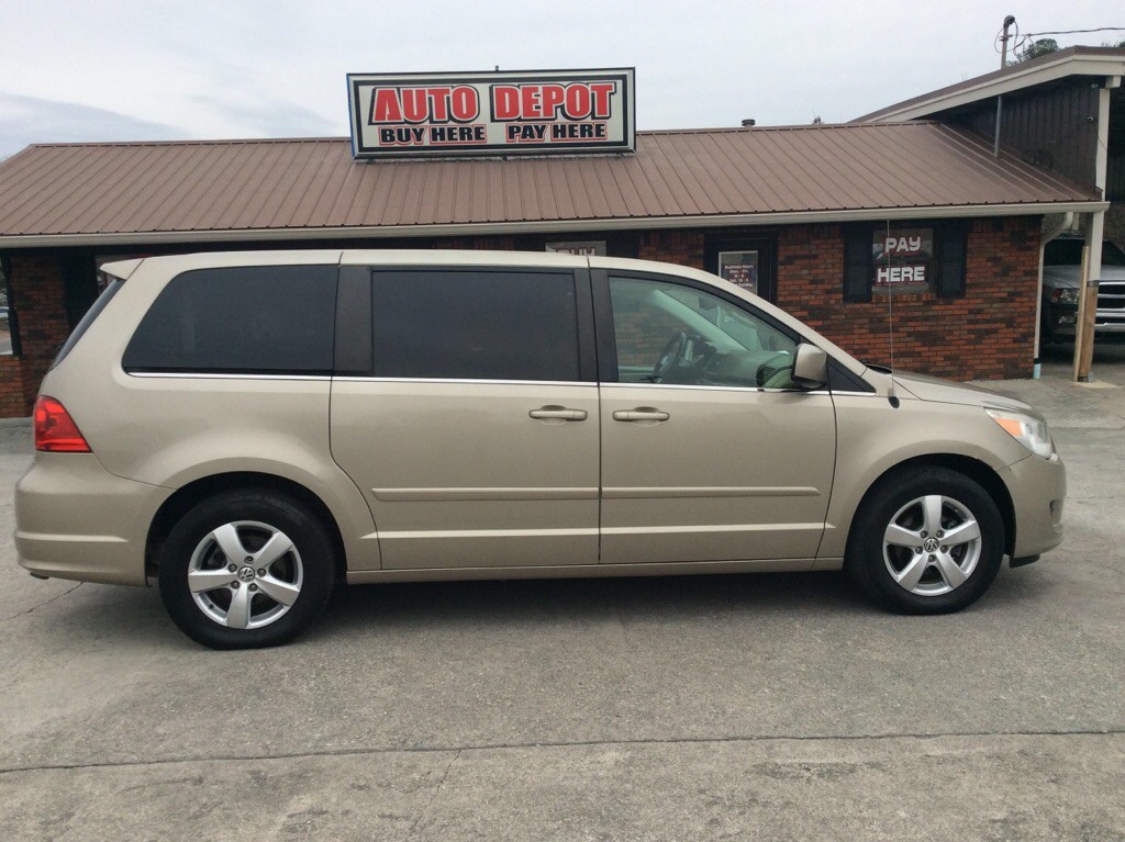 2009 Volkswagen Routan Image 1