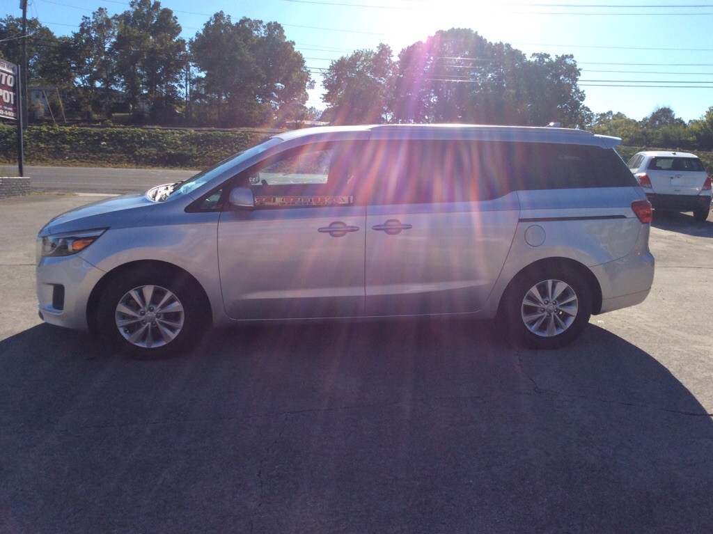 2016 Kia Sedona Image 2