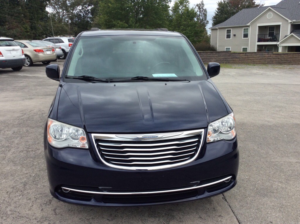 2015 Chrysler Town & Country Image 2