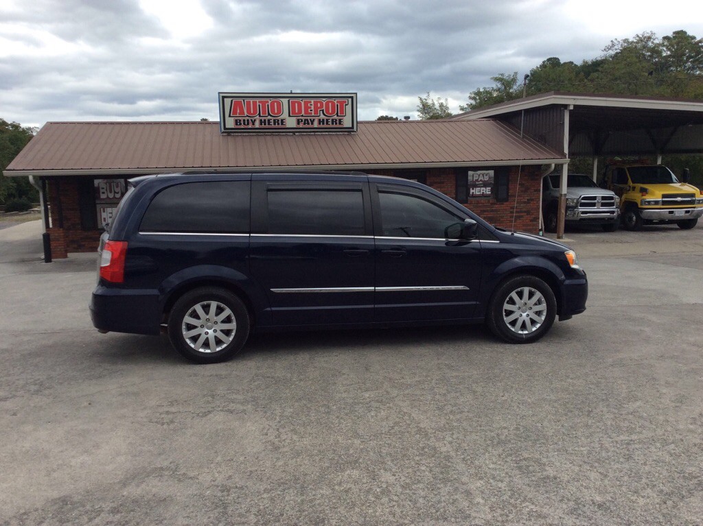 2015 Chrysler Town & Country Image 3