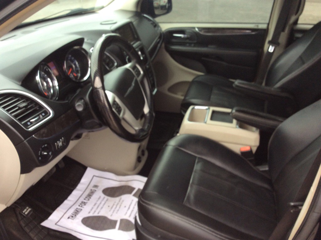 2015 Chrysler Town & Country Image 5