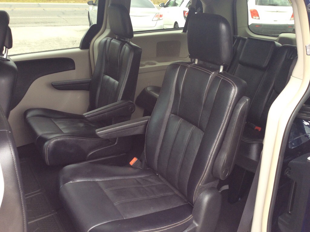 2015 Chrysler Town & Country Image 6