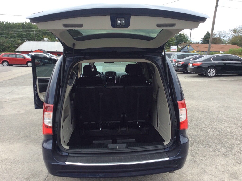 2015 Chrysler Town & Country Image 7