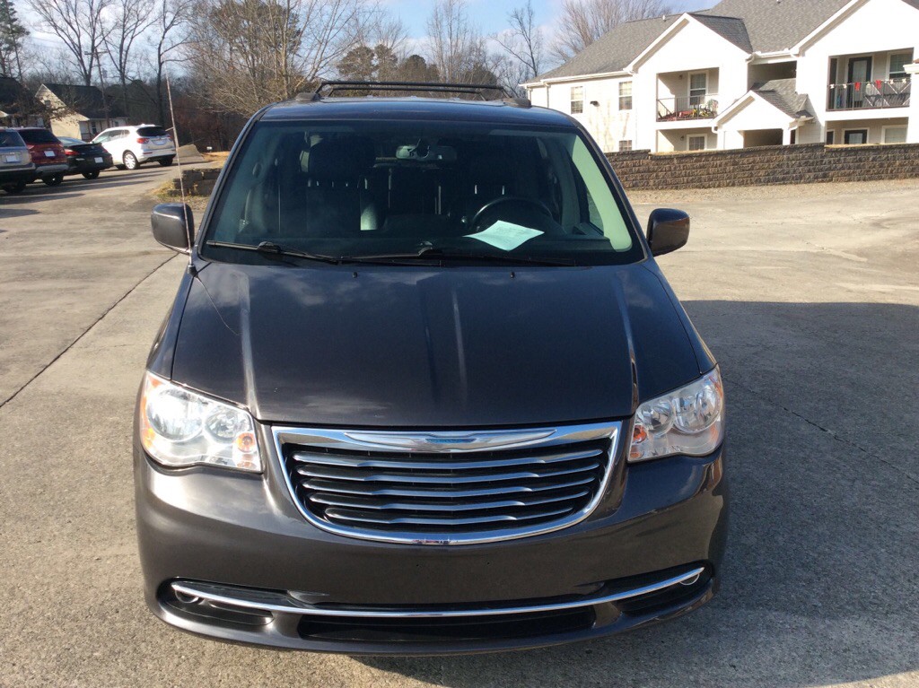 2015 Chrysler Town & Country Image 2