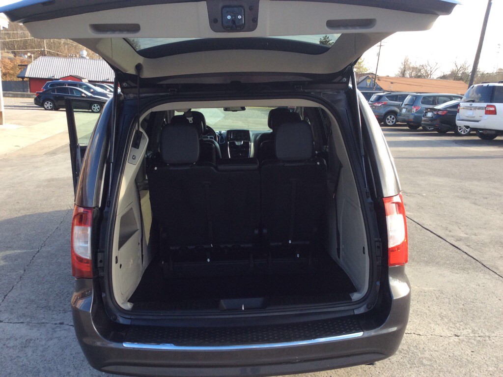 2015 Chrysler Town & Country Image 8