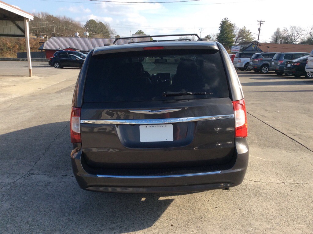2015 Chrysler Town & Country Image 3