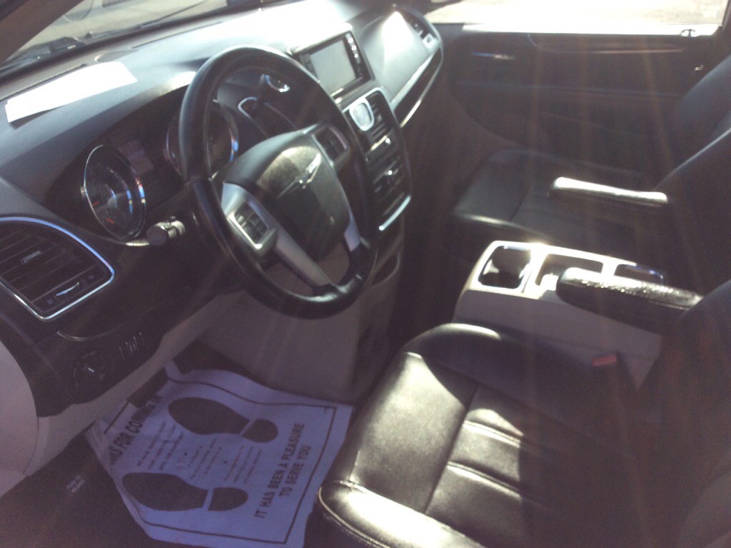 2015 Chrysler Town & Country Image 4