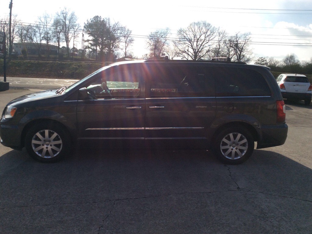 2015 Chrysler Town & Country Image 7