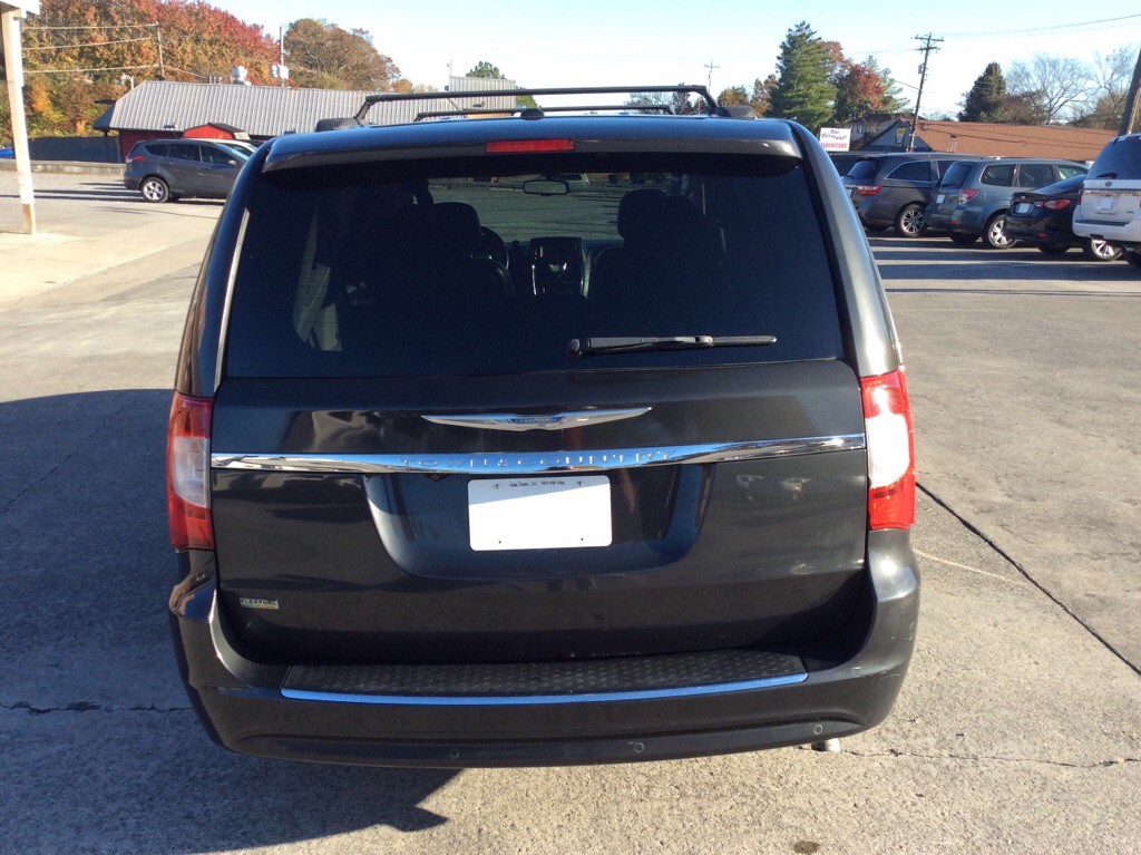 2012 Chrysler Town & Country Image 4