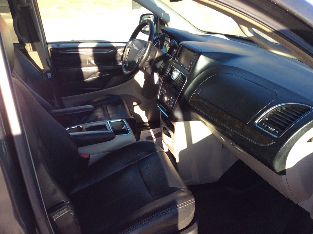 2012 Chrysler Town & Country Image 5