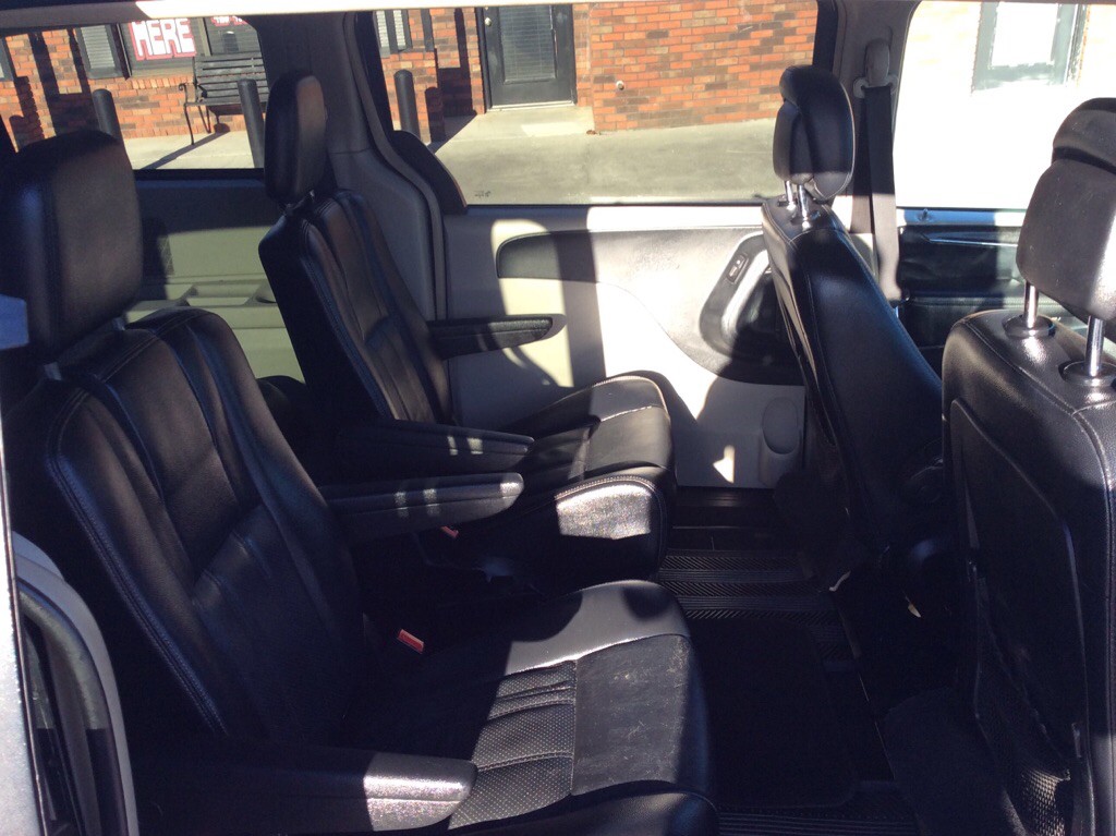 2012 Chrysler Town & Country Image 6