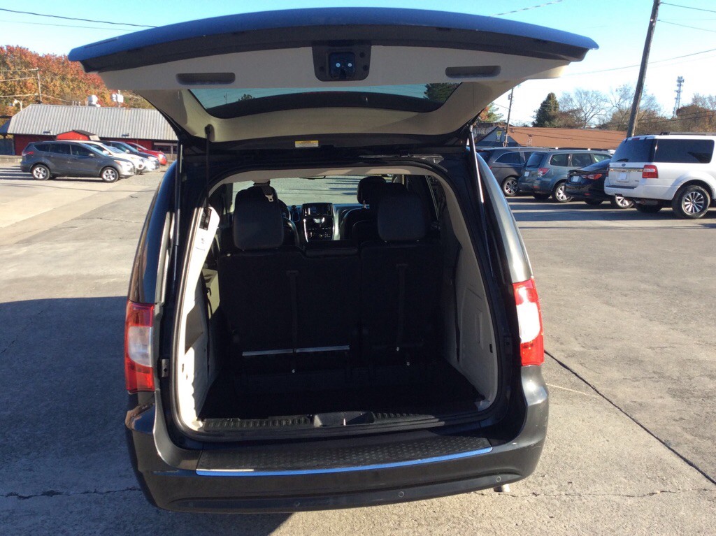 2012 Chrysler Town & Country Image 7