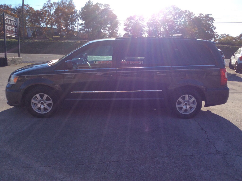 2012 Chrysler Town & Country Image 3