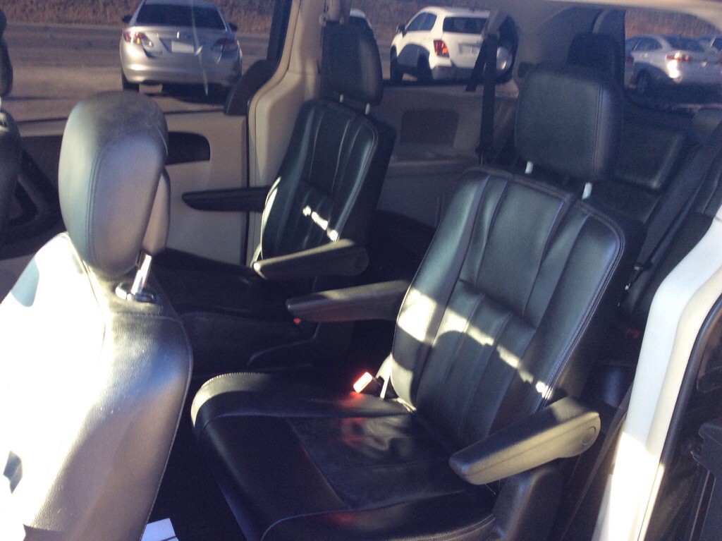 2016 Chrysler Town & Country Image 6