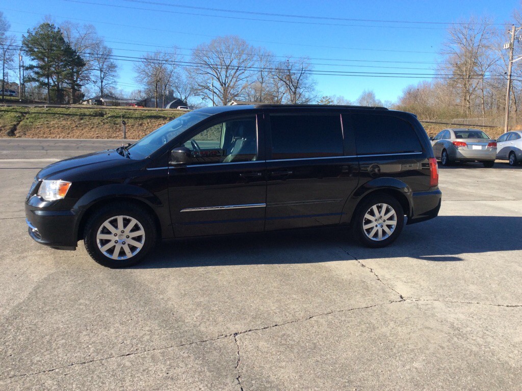 2016 Chrysler Town & Country Image 2