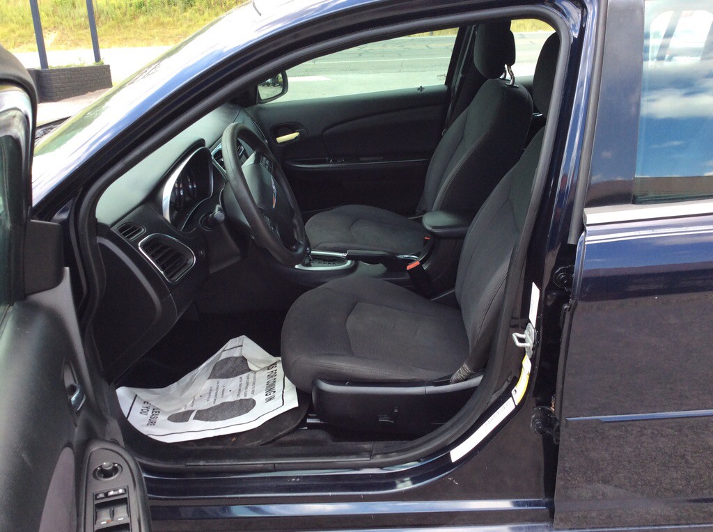 2012 Chrysler 200 Image 6