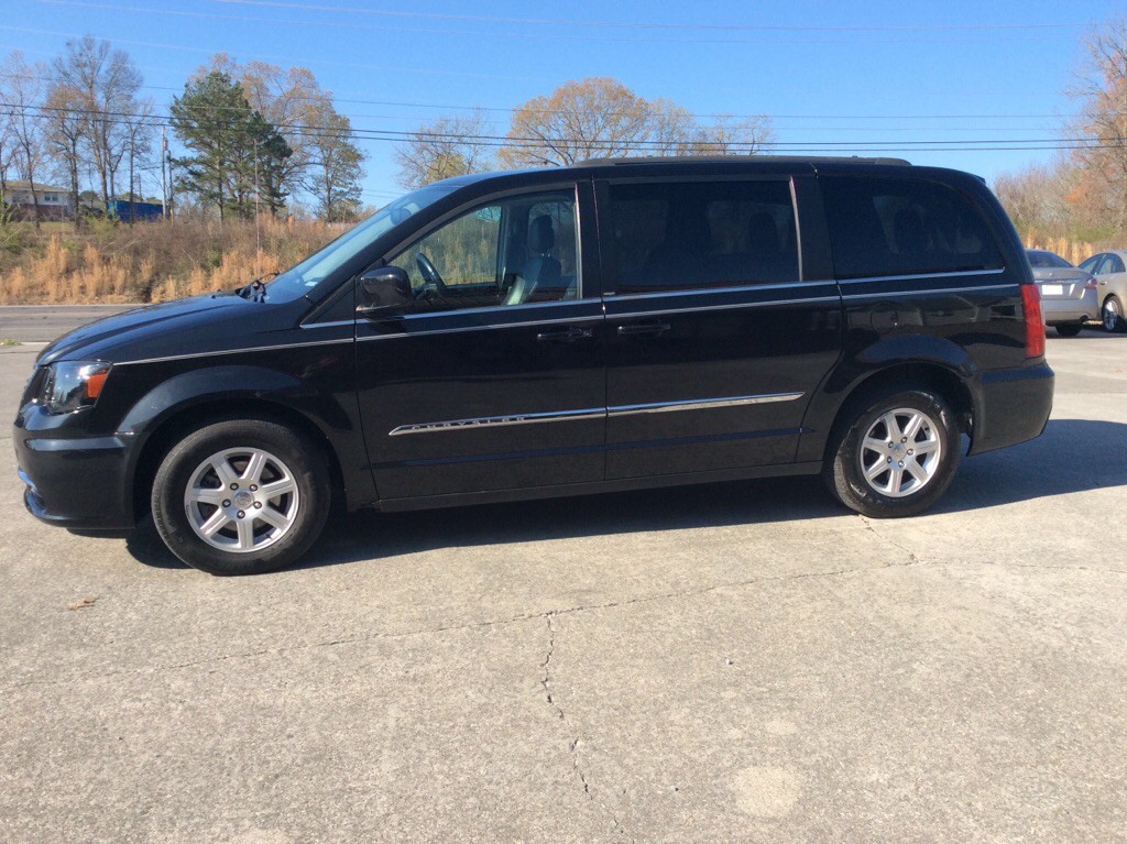 2013 Chrysler Town & Country Image 2