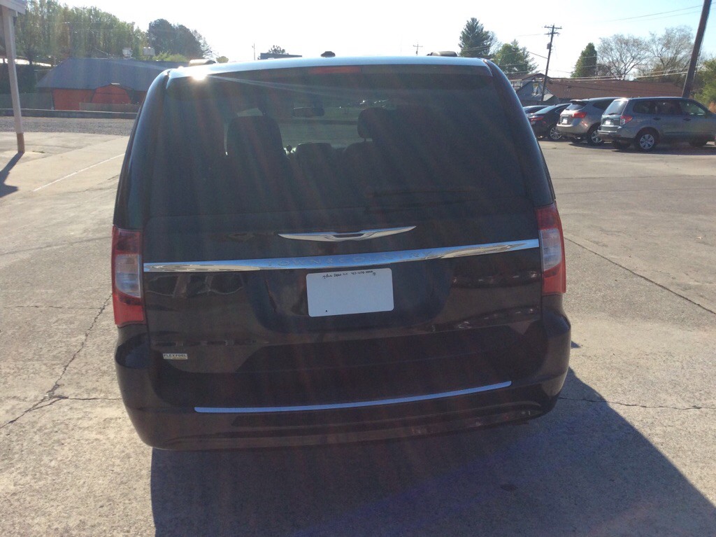 2013 Chrysler Town & Country Image 4