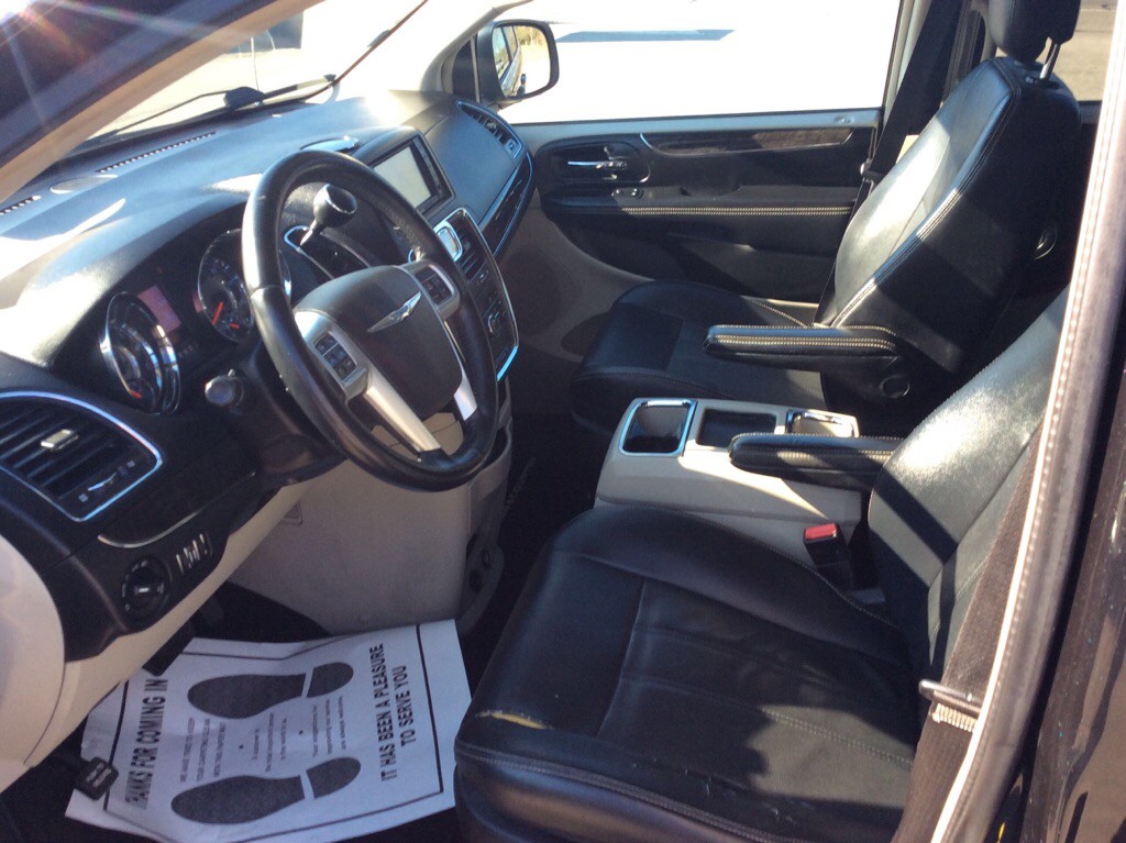 2013 Chrysler Town & Country Image 5