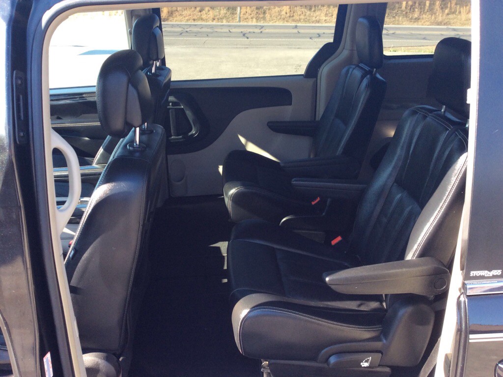 2013 Chrysler Town & Country Image 6