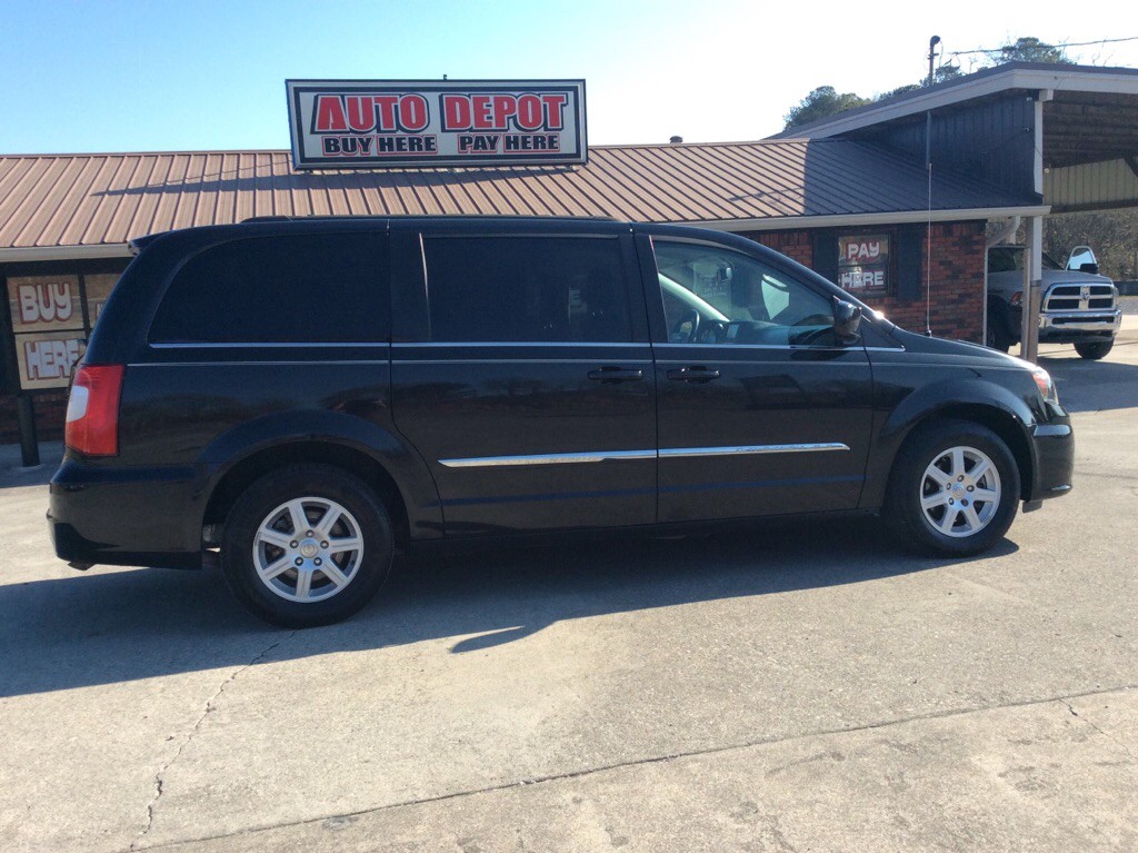 2013 Chrysler Town & Country Image 1