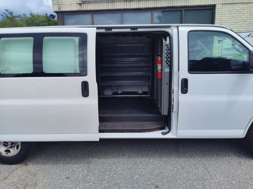 2016 GMC Savana Image 18