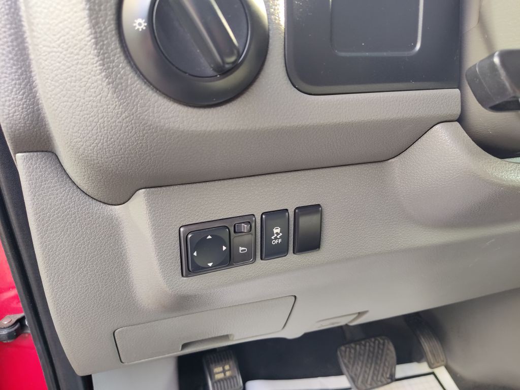 2012 Nissan NV Image 28