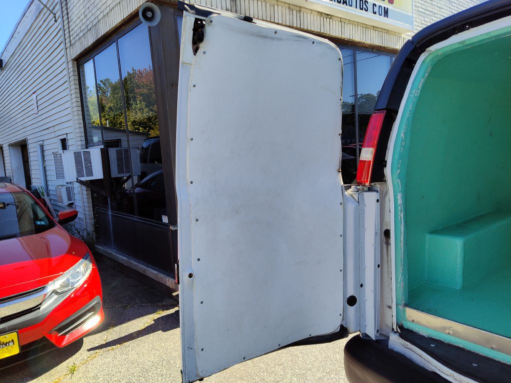 2016 GMC Savana Image 16