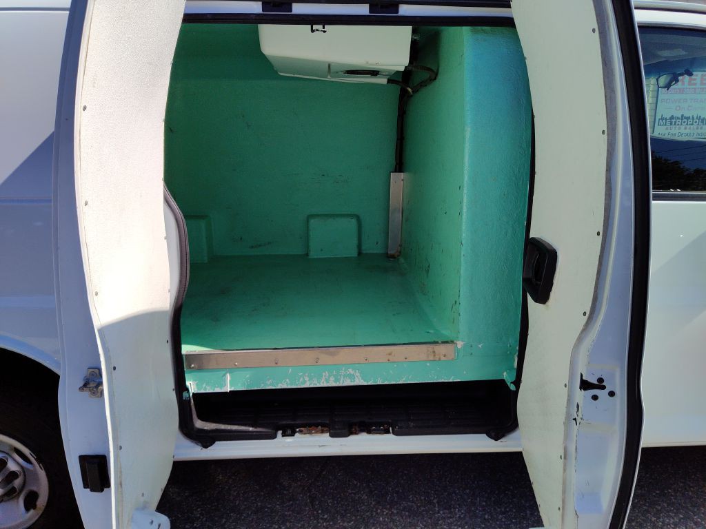 2016 GMC Savana Image 21