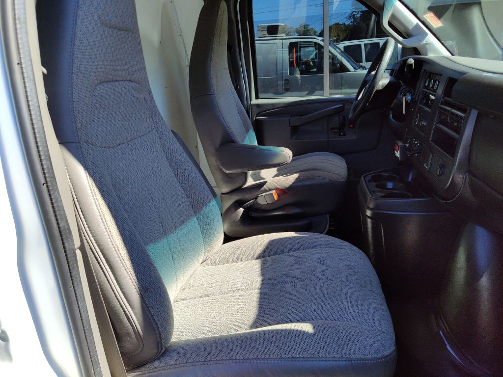 2016 GMC Savana Image 22