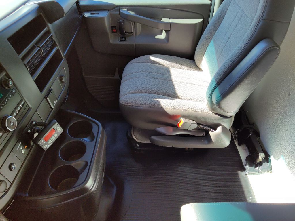 2016 GMC Savana Image 32