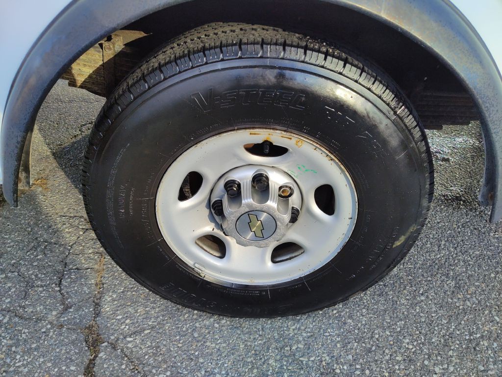 2012 Chevrolet Express Image 23