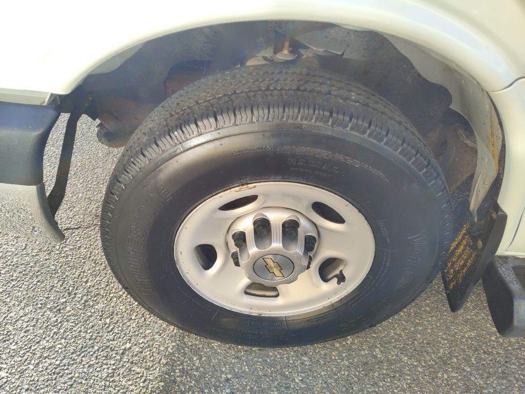 2012 Chevrolet Express Image 25