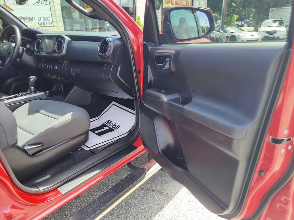 2018 Toyota Tacoma Image 18