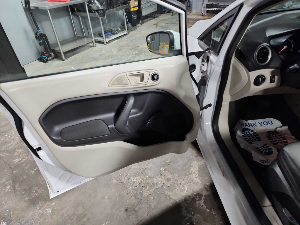 2013 Ford Fiesta Image 11