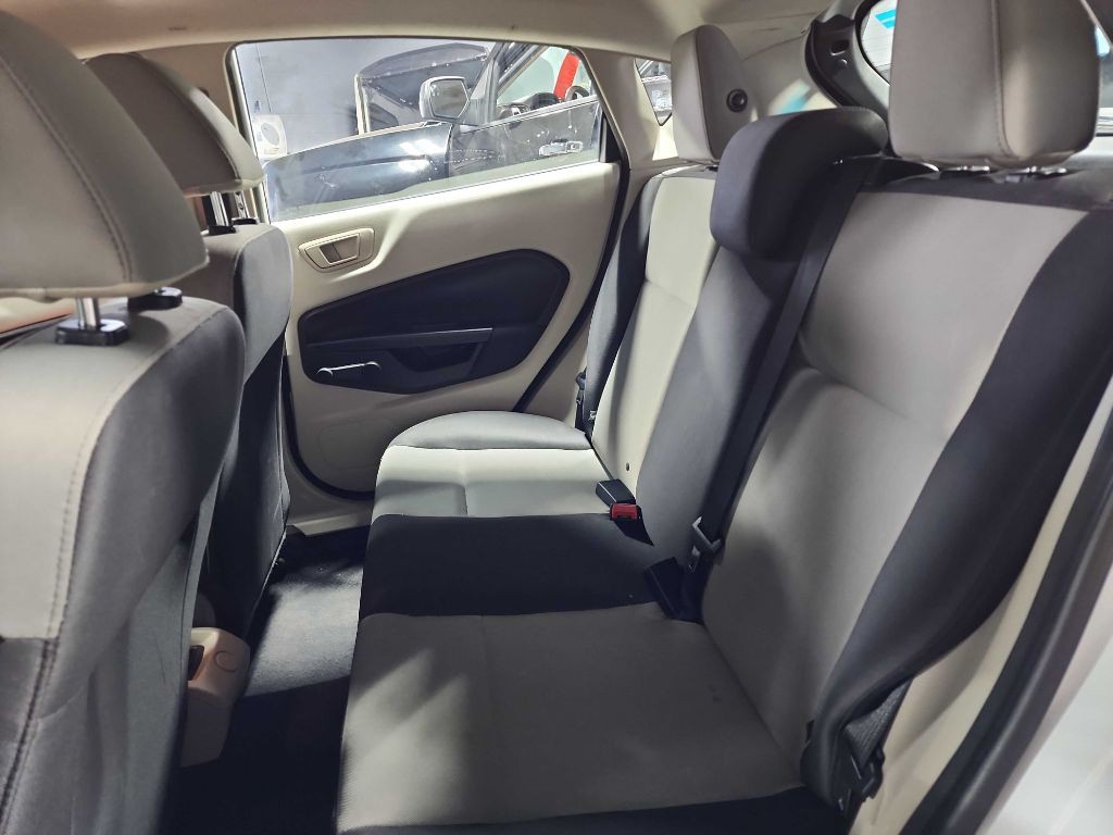 2013 Ford Fiesta Image 12