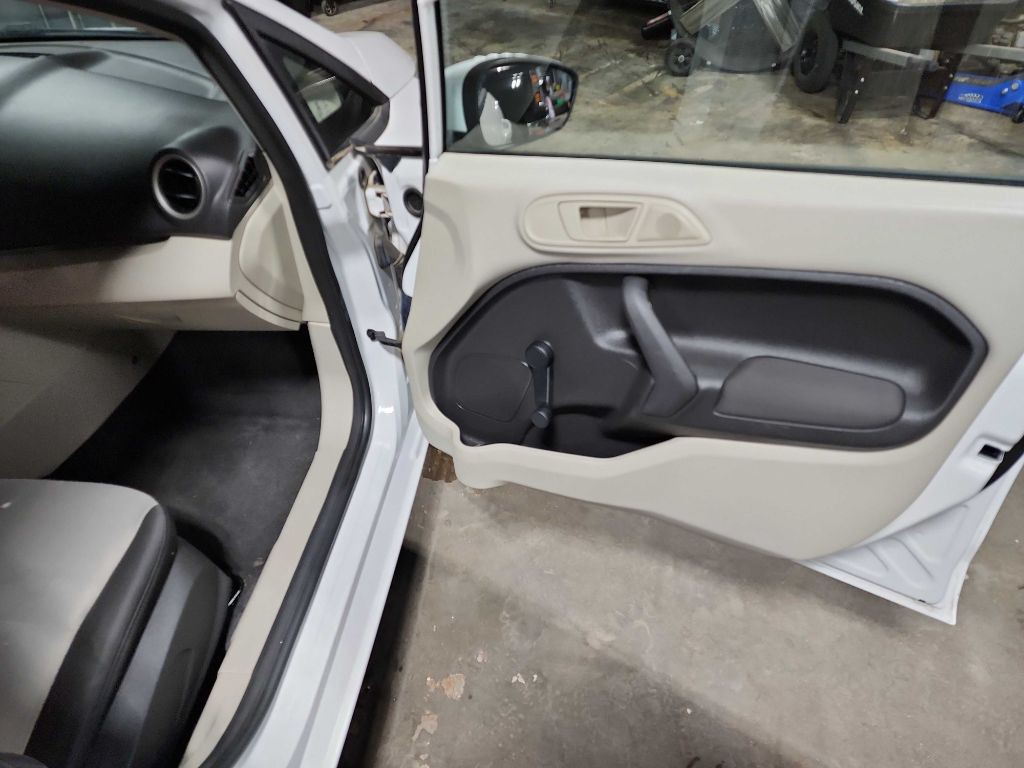 2013 Ford Fiesta Image 17