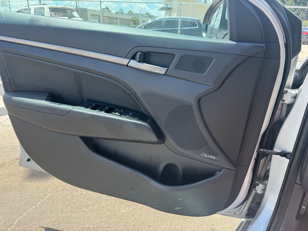 2017 Hyundai Elantra Image 8
