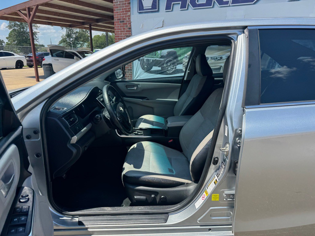 2016 Toyota Camry Image 8