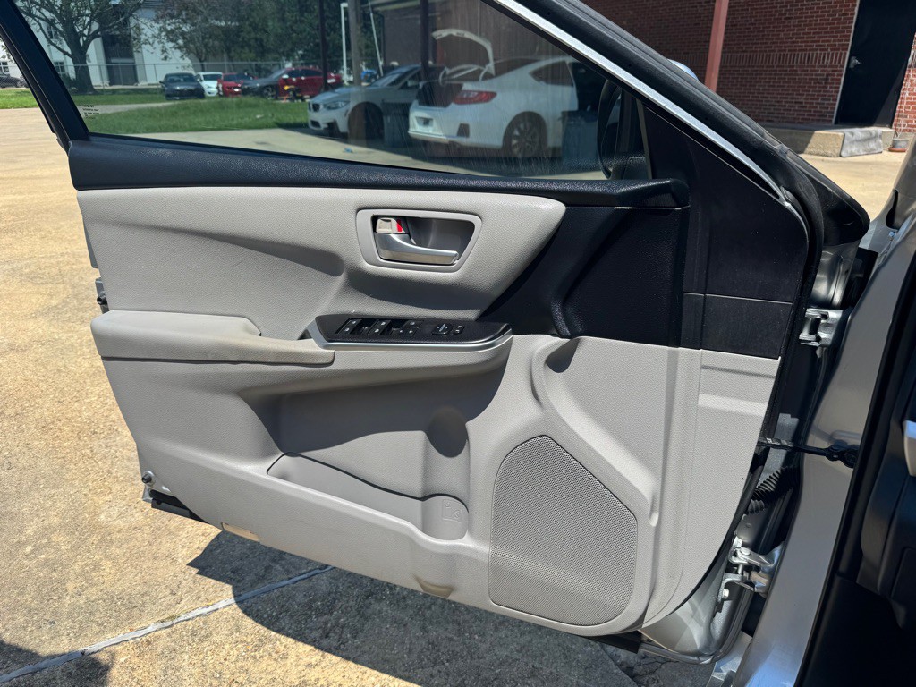 2016 Toyota Camry Image 11