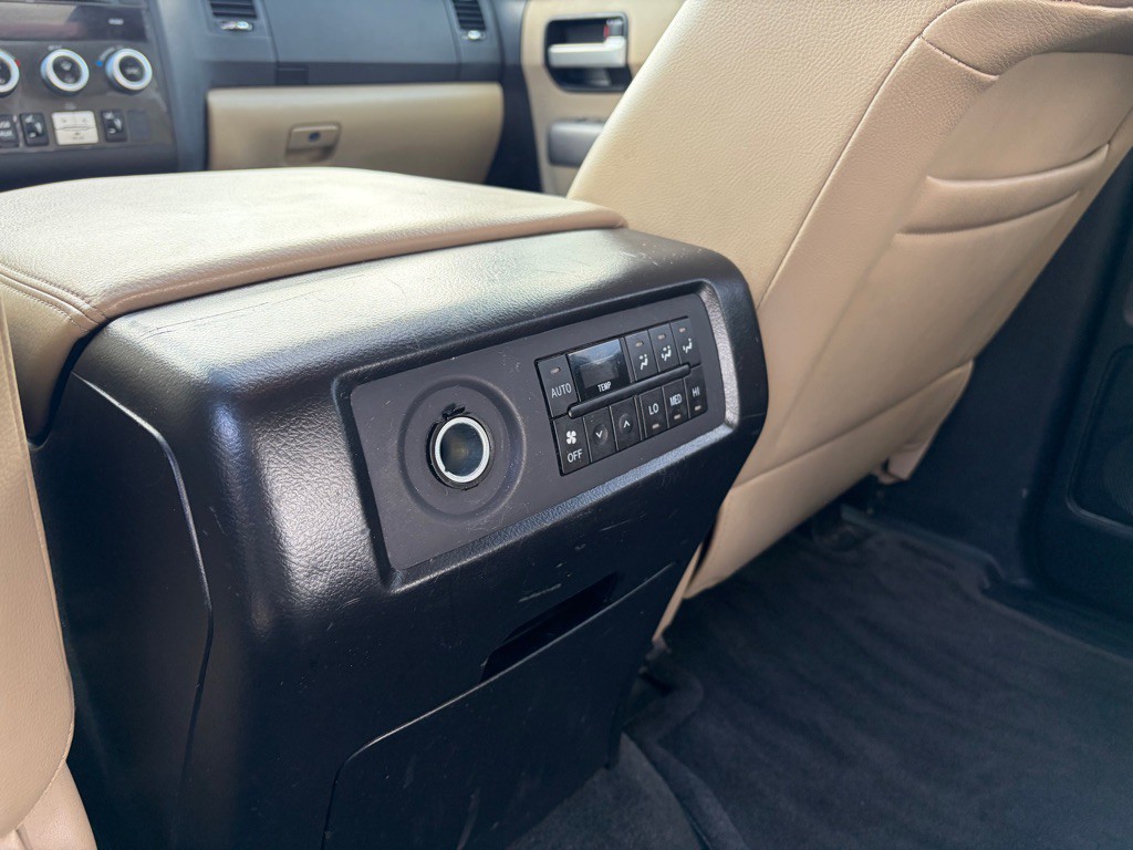 2013 Toyota Sequoia Image 9