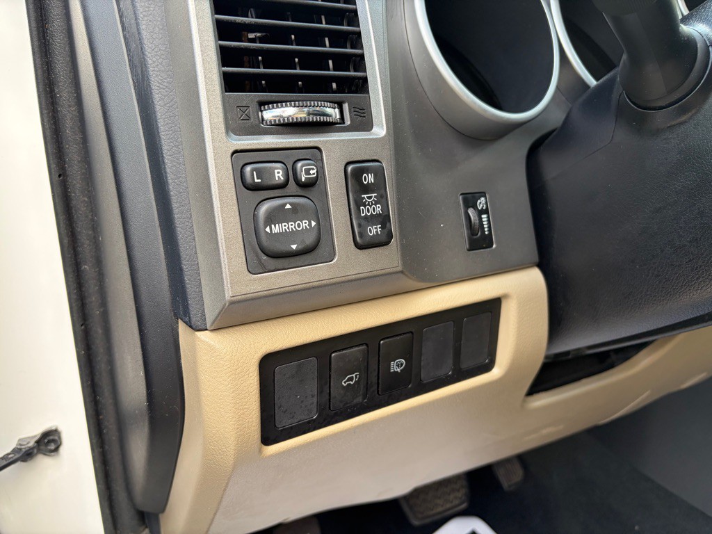2013 Toyota Sequoia Image 14