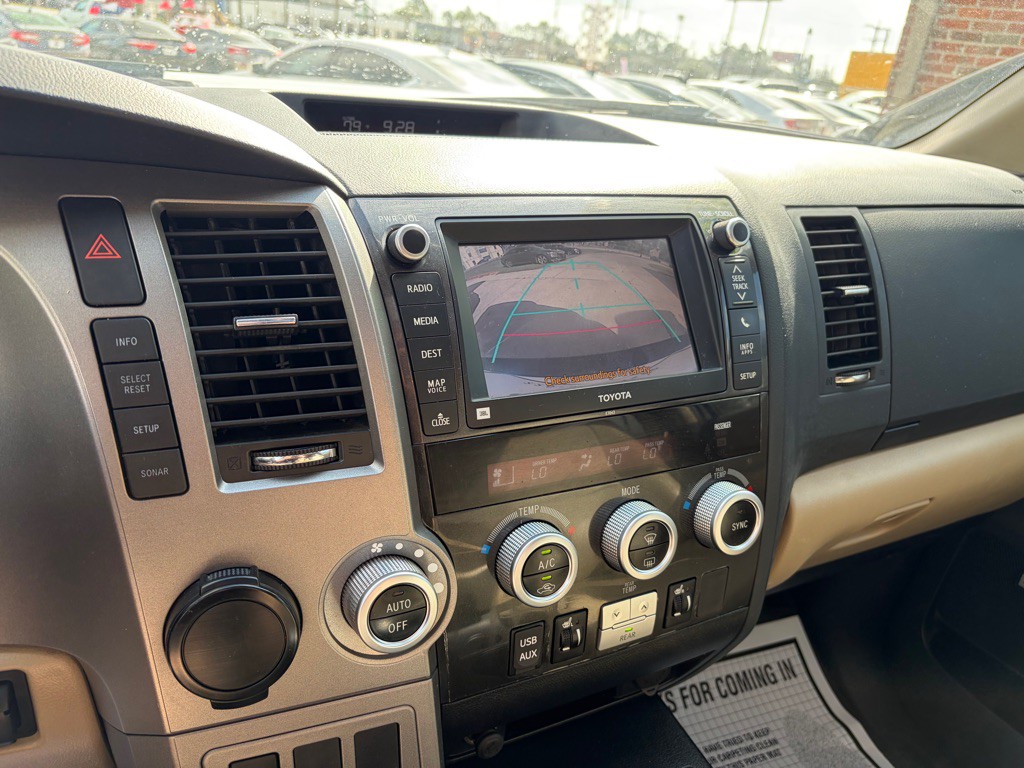 2013 Toyota Sequoia Image 17